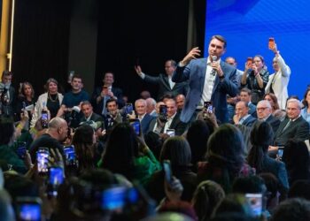 Grandes empresários doam dinheiro para a campanha de Flávio