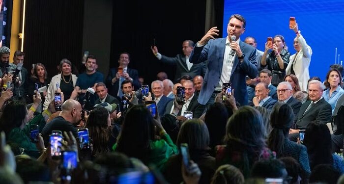 Grandes empresários doam dinheiro para a campanha de Flávio