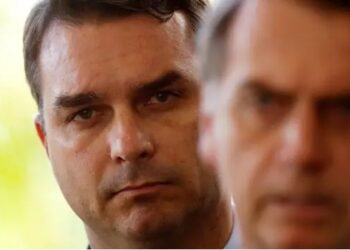 Afinal, Flávio Bolsonaro já trabalhou ou não?