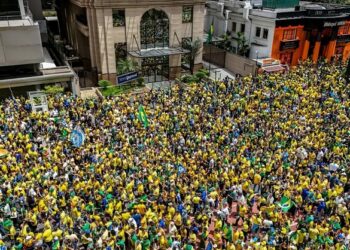 Campanha de Flávio Bolsonaro realiza manifestação na Paulista