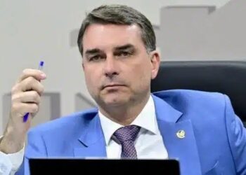 Moraes manda Flávio Bolsonaro entregar passaporte para evitar fuga