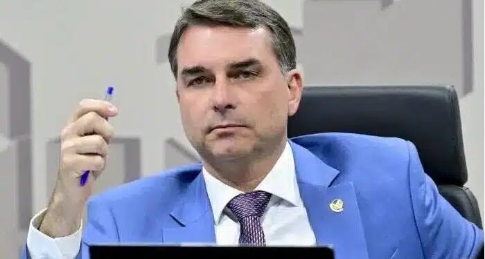 Moraes manda Flávio Bolsonaro entregar passaporte para evitar fuga
