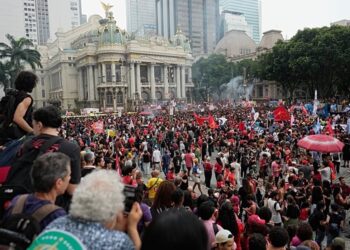 Estudantes denunciam ameaças de Flávio Bolsonaro à Educação pública