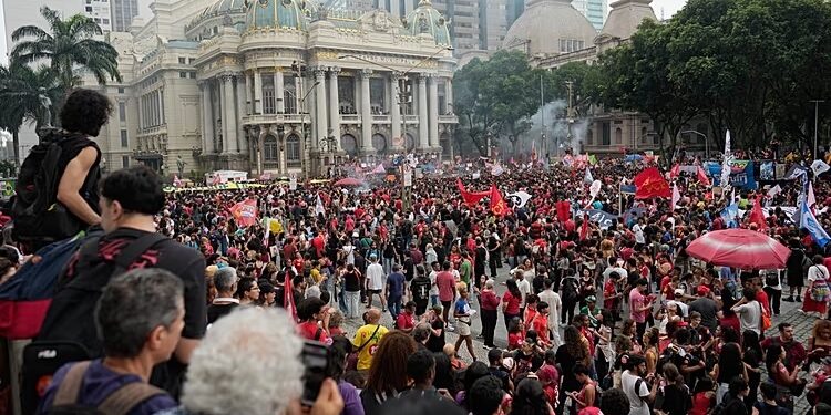 Estudantes denunciam ameaças de Flávio Bolsonaro à Educação pública