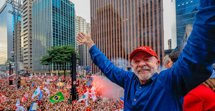 Lula é reeleito pela quarta vez depois de virada histórica