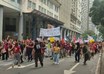Estudantes vão às ruas contra o “tesouraço” de Flávio Bolsonaro