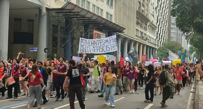 Estudantes vão às ruas contra o “tesouraço” de Flávio Bolsonaro