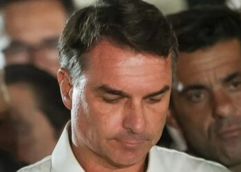 Após fugir do Brasil, Flávio e família receberão vistos dos EUA